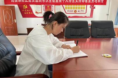 吴琪整理低保户资料现场 吴琪整理低保户资料现场